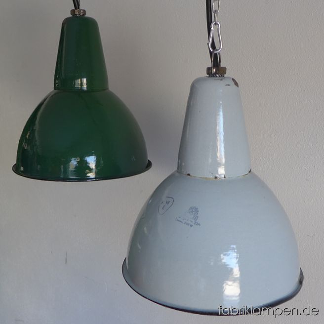 Alte grüne und hellgraue Emaille Lampen. Die Lampen haben die deutlichen Spuren der vergangenen Jahrzehnte (Abplatzer, Roststellen, Kratzer, Verfärbungen and Co.). Sie sind gereinigt und neu elektrifiziert (E27 Keramikfassung). Material: grün oder hellgrau (innen weiß) emailliertes Stahlblech. Die Lampen werden mit Aufhängeöse und 2 Meter Kabel geliefert (andere Längen sind natürlich möglich), auf Wunsch können sie auch mit Textilkabel und Ketten- oder Stahlrohr-Aufhängung ausgestattet werden (gegen Aufpreis). Durchmesser 31,5 cm, Höhe 33 cm.