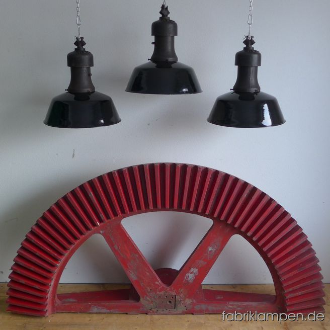 Altes Holzmodell eines halben Zahnrades aus einer Gießerei. Das Zahnrad ist leicht konisch. Ein tolles Stück mit beträchtlichen Abmessungen (Länge knapp 2 Meter). Schöne Farbe, gute Patina, da kann man wirklich behaupten, dass es ein Eyecatcher ist. Wir haben auch einige kleinere Komplette Zahhnräder von dieser Qualität, Durchmesser ca. 120 cm. Abmessungen: Breite 190 cm, Höhe 95 cm, Tiefe mittig 30 cm.