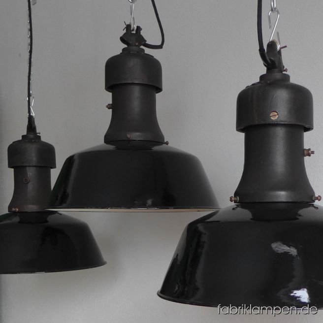 Sehr seltene alten Industrielampen von Rech, Vorkriegsmodell. Die Lampen haben die deutlichen Spuren der vergangenen Jahrzehnte (Abplatzer, Roststellen, Kratzer, Verfärbungen and Co.). Sie sind gereinigt und neu elektrifiziert (E27 Keramikfassung). Material: Gusseisernes Oberteil mit originalen Messingschrauben, schwarz (innen weiß) emailliertes Stahlblech. Die Lampen werden mit Aufhängeöse und 2 Meter Textilkabel geliefert (andere Längen sind natürlich möglich). Durchmesser 40 cm, Höhe 43 cm.