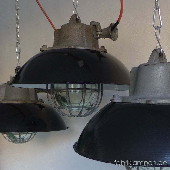 Schwarze Emaille Fabriklampen mit Emailleschirm, Schutzgitter und Schutzglas, seltene, schöne Form. 

Diese Lampe besteht aus einem schweren gusseisernen Oberteil mit Schutzglas und Schutzgitter und einem Emailleschirm. 

Die Lampen haben die üblichen Spuren der vergangenen Jahrzehnte (Abplatzer, Kratzer, Verfärbungen, kleinere Roststellen, and Co.). Wir haben diese alle behandelt. 

Die Leuchten sind gereinigt und neu elektrifiziert (mit E27 Fassung). Material: gusseisernes Oberteil, aussen schwarz, innen weiss emailliertes Stahlblech, Schutzglas (Thermoglas) und Schutzgitter. 

Die Lampen werden mit Aufhängeöse und 2 Meter Kabel geliefert (andere Längen sind natürlich möglich), auf Wunsch können sie mit Ketten-Aufhängung ausgestattet werden (gegen Aufpreis). 

Die Abmessungen: Durchmesser Lampe (Schirm) 43 cm, Höhe 33 cm. 

Die Lampe ist gleichzeitig robust und – wegen des schwarzen Schirmes – elegant. Wegen der geringen Höhe sind diese Leuchten vielseitig einsetzbar. Voraussetzung ist lediglich eine tragfähige Decke – oder starke Balken, die diese Leuchten, die ziemlich gewichtig sind, halten können. 

Fassung: Porzellanfassung E27, geeignet für alle gängigen Leuchtmittel (LED-, Energiespar-, Halogen- und Glühbirnen): Halogen- und Glühbirnen sind bis maximal 60 Watt Leistung verwendbar. Unsere Empfehlung für diese geschlossenen Lampen sind – wie immer - die LED-Leuchtmittel (zum Beispiel in Kohlefadenoptik). Die Leuchten werden ohne Leuchtmittel geliefert.

Verkabelung: neu elektrifiziert, mit Qualitätskabel made in Germany, Länge 2 Meter. Andere Längen sind natürlich möglich (ggf. gegen Aufpreis). 

Aufhängung: Die Lampen werden mit Aufhängeöse, ohne Aufhängung geliefert. Bitte sorgen Sie für die geeignete Aufhängung der Lampen - die Leuchten mit Kabel zu heben oder aufzuhängen ist unzulässig. Gegen Aufpreis kann eine Ketten-Aufhängung – verzinkt, 2 Meter, oben und unten mit Karabinern, ohne Baldachin - mitgeliefert werden.

Verwendung: Die Leuchten sind ausschließlich für Innenbereich geeignet. Bitte benutzen Sie die geschlossenen Lampen mit LED-Leuchtmitteln.

Unsere Prinzipien: 

Authentizität: diese Lampen, wie alle unserer Lampen, sind originale, alten, gebrauchten Lampen aus der Zeit von etwa 1920 bis in die 1970er Jahre (sehr selten 1980-er Jahre). Die Mehrheit der Leuchten stammt aus den 1950-ern, 1960-ern Jahren. Bei uns finden Sie keine Replikate. 

Exklusivität: wir verkaufen unsere Lampen, Möbel und Objekte ausschließlich auf fabriklampen.live. Wir sind auf keinen Sammelseiten oder Marktplätzen vertreten. 


