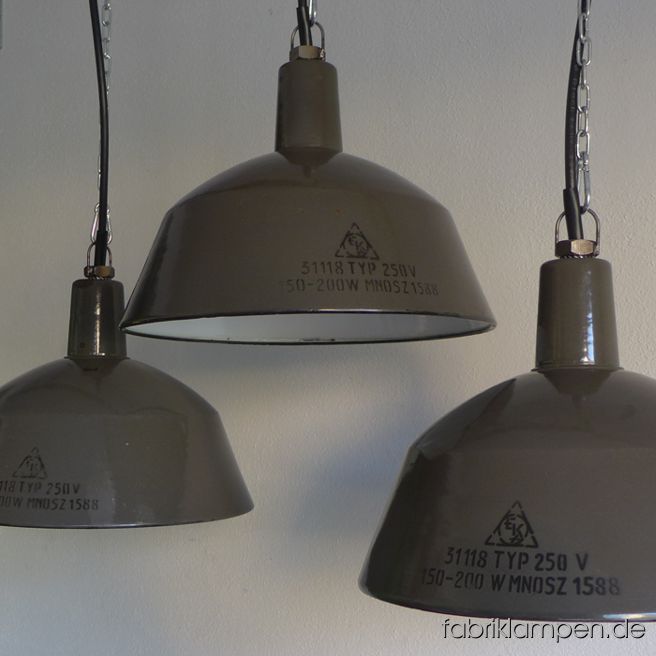 Sehr seltene braune Emaille Industrielampen mit schwarzer Aufschrift. Material: braun, innen weiß emailliertes Stahlblech. Die Lampen haben die üblichen Spuren der vergangenen Jahrzehnte (Abplatzer, Kratzer, Verfärbungen, kleinere Roststellen, und Co.). Wir haben diese alle behandelt. Die Leuchten sind gereinigt und neu elektrifiziert (mit E27 Porzellanfassungen).
Die Lampen werden mit Aufhängeöse und 2 Meter Kabel geliefert (andere Längen sind natürlich möglich), auf Wunsch können sie mit Textilkabel, Ketten- oder Stahlrohr-Aufhängung ausgestattet werden (gegen Aufpreis). Die Abmessungen: Durchmesser Lampe 35 cm, Höhe 26 cm.