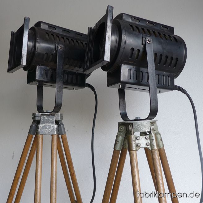 Alter Theaterscheinwerfer (Bühnenscheinwerfer) im altersbedingten Originalzustand, mit etwas Rost und üblichen Alters- und Gebrauchsspuren (Kratzer, Bestoßungen, Abplatzer, Flugrost usw., s. Bilder). Die Scheinwerfer sind gereinigt, neu elektrifiziert (mit E27 Fassungen), sie können mit E27 Leuchtmittel benutzt werden (unsere Empfehlung sind die LED-Birnen). Die alten höhenverstellbaren Holzstative sind gereinigt und gewachst. Ausgestattet mit Kabel und Stecker, ohne Schalter. Wir haben weitere Scheinwerfer (auch für Wand- oder Deckenmontage oder als Bodenlampe mit Stahlgestell) auf Lager.