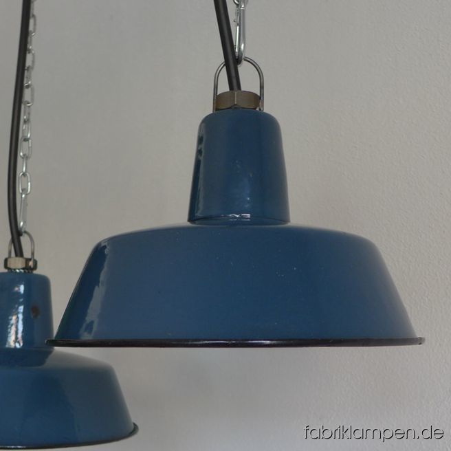 Alte kleine blaue Emaille Industrielampen. Material: hellblau (innen weiß) emailliertes Stahlblech, mit Herstellermarke. Diese alten Fabriklampen haben die üblichen Spuren der vergangenen Jahrzehnte (Abplatzer, Roststellen, Kratzer, Verfärbungen und Co.). Sie sind gereinigt und neu elektrifiziert (E27 Keramikfassung). Die Industrielampen werden mit Aufhängeöse und 2 Meter Kabel geliefert (andere Längen sind natürlich möglich), auf Wunsch können sie auch mit Textilkabel und Ketten- oder Stahlrohr-Aufhängung ausgestattet werden (gegen Aufpreis). 
Die Abmessungen: Durchmesser Lampe (Schirm) 25 cm, Höhe 13 cm.