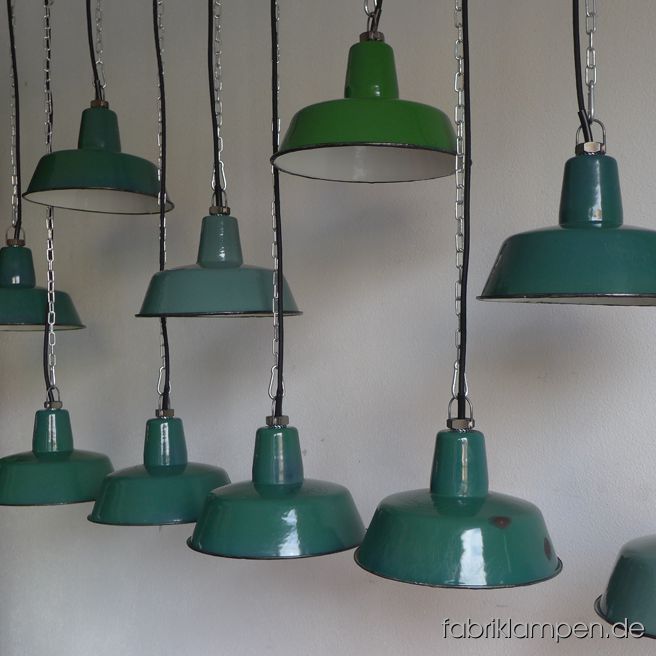 Alte kleine grüne Emaille Fabriklampen in verschieden Farbtönen (Laubgrün, Smaragdgrün, Moosgrün, Patinagrün, Blaßgrün, Gelbgrün etc.). Material: grün (innen weiß) emailliertes Stahlblech, mit Herstellermarke. Diese alten Fabriklampen haben die üblichen Spuren der vergangenen Jahrzehnte (Abplatzer, Roststellen, Kratzer, Verfärbungen und Co.). Sie sind gereinigt und neu elektrifiziert, mit E27 Keramikfassung. Die kleinen Industrielampen werden mit Aufhängeöse und 2 Meter Textilkabel in Farbe Ihrer Wahl geliefert. Andere Kabellängen und Ketten- oder Stahlrohr-Aufhängung sind gegen Aufpreis natürlich möglich. Die Abmessungen: Durchmesser Lampe (Schirm) 25 cm, Höhe 13 cm. 

