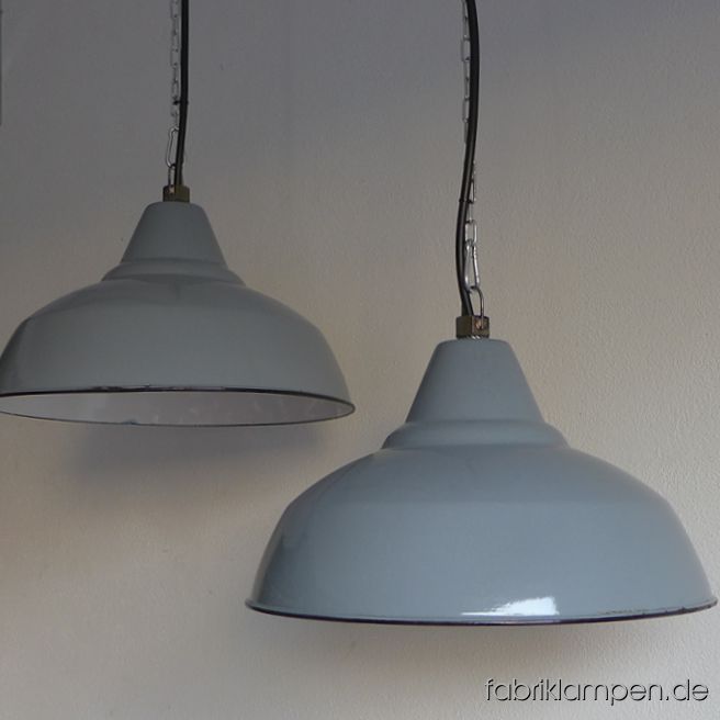 Alte graue Industrielampen als Paar. Material: hellgrau (innen weiß) emailliertes Stahlblech. Enorm seltenes Vorkriegsmodell, die Lampen können als antik bezeichnet werden - in dieser Farbe und Erhaltung sind sie kaum zu finden. Die Farbtöne der Leuchten sind leicht unterschiedlich. Diese alten Fabriklampen haben die üblichen Spuren der vergangenen Jahrzehnte (Abplatzer, Roststellen, Kratzer, Verfärbungen und Co.). Sie sind gereinigt und neu elektrifiziert, mit E27 Keramikfassung. Die Industrielampen werden mit Aufhängeöse und 2 Meter Kabel geliefert (andere Längen sind natürlich möglich), auf Wunsch können sie auch mit Textilkabel und Ketten- oder Stahlrohr-Aufhängung ausgestattet werden (gegen Aufpreis). Die Abmessungen: Durchmesser Lampe (Schirm) 41 cm, Höhe 24,5 cm.