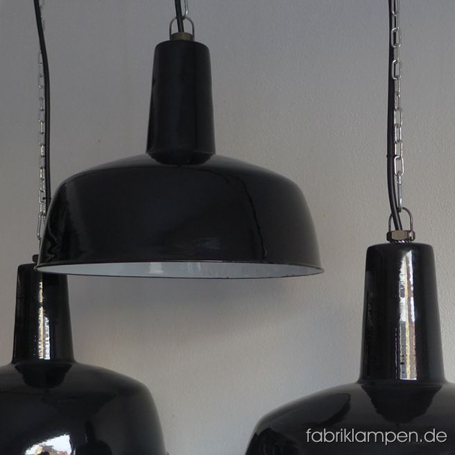 Alte schwarze Emaille Leuchten, mit eleganter, hohen Form. Material: schwarz (innen weiß) emailliertes Stahlblech. Diese alten Industrielampen haben die üblichen Spuren der vergangenen Jahrzehnte (Abplatzer, Roststellen, Kratzer, Verfärbungen und Co.) – die Erhaltung ist als sehr gut zu bezeichnen. Die Leuchten sind gereinigt und neu elektrifiziert, mit E27 Keramikfassung. 
Die Fabriklampen werden mit Aufhängeöse und 2 Meter Kabel geliefert (andere Längen sind natürlich möglich), auf Wunsch können sie auch mit Textilkabel und Ketten- oder Stahlrohr-Aufhängung ausgestattet werden (gegen Aufpreis). Die Abmessungen: Durchmesser Lampe (Schirm) 41 cm, Höhe 33 cm. 