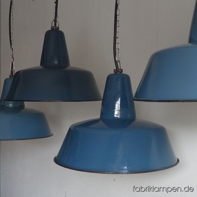 Sehr seltene alte blaue Industrielampen in verschiedenen Farbtönen. Material: blau (innen weiß) emailliertes Stahlblech. Diese alte Emaille Lampen existieren in verschiedenen Blautönen. Für die Bilder haben wir bewusst Leuchten in verschieden Farbtönen ausgesucht. Für größere Bestellungen können wir farblich passende Leuchten aussuchen. Die alten Industrielampen haben die Spuren der vergangenen Jahrzehnte (Verfärbungen innen und außen, Abplatzer, Roststellen, manchmal 2 Löcher oben bei der Aufhängung etc.) wie es auch sein soll. Sie sind gereinigt und neu elektrifiziert. Diese Fabriklampen haben neue E27 Keramikfassungen bekommen und sind mit allen gängigen Leuchtmitteln einsatzbar (incl. LED- und Energiespar-Birnen). Die Abmessungen: Durchmesser Lampe ca. 41 cm, Höhe des Schirmes ca. 30 cm. Wir haben auch die größere Variante dieser Lampen auf Lager.