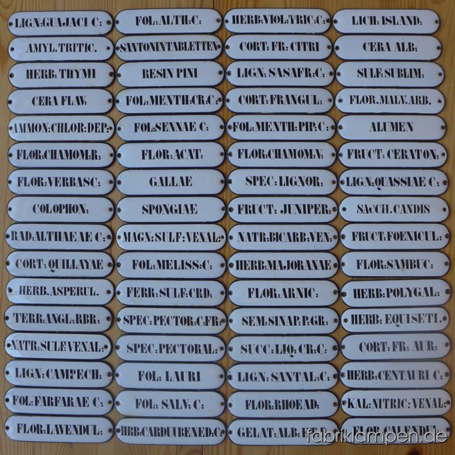 64 Stück alte Emaille Schilder aus einer Apotheke. Recht alte, handbemalte Schildchen im guten Originalzustand, mit üblichen Alters- und Gebrauchsspuren. Gereinigt, mit leichten Verfärbungen und Abreibungen/Kratzer. Einmaliger Posten, in der Menge sind die Schilder heute – gelinde gesagt - schwer zu finden. Ideal für ein Projekt mit einem großen Apothekerschrank oder Schubladenschrank. 
Die Abmessungen: Breite 13,2 cm, Höhe 3,2 cm 