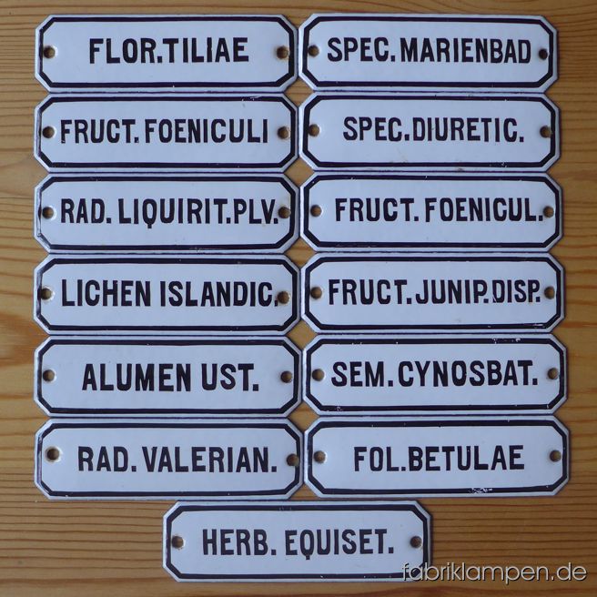 13 Stück alte Emaille Schilder aus einer Apotheke / von einem Apothekerschrank. Alte, handbemalte Schildchen im guten Originalzustand, mit üblichen Alters- und Gebrauchsspuren. Gereinigt, mit leichten Verfärbungen und Abreibungen bzw. Kratzer. Ideal für ein Projekt mit einem Apothekerschrank oder Schubladenschrank. 
Die Abmessungen: Breite 10 cm, Höhe 3 cm 