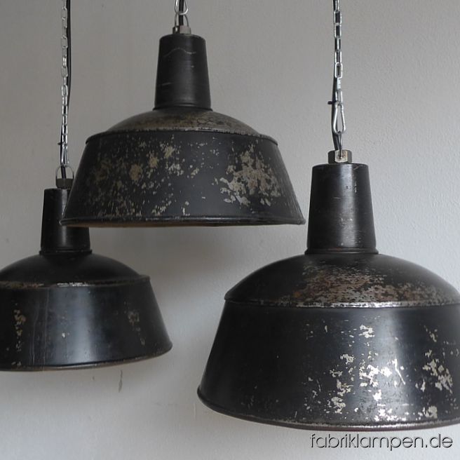 Alte, rare schwarze Industrielampen mit ausgeprägten Gebrauchsspuren. Diese Lampen stammen aus den 1930-ern - 1940-ern Jahren. Man hat diese Fabrikleuchten damals lackiert, nicht emailliert – ein seltener Posten. 
Material: lackiertes Stahlblech, Lackierung stark verwittert, Blech gesund.
Diese alten Fabriklampen haben die massiven Spuren der vergangenen Jahrzehnte (Abplatzer, Roststellen, Kratzer, Verfärbungen und Co.). Sie sind gereinigt, konserviert und neu elektrifiziert, mit E27 Keramikfassung. 
Die Fabriklampen werden mit Aufhängeöse und 2 Meter Kabel geliefert (andere Längen sind natürlich möglich), auf Wunsch können sie auch mit Textilkabel und Ketten- oder Stahlrohr-Aufhängung ausgestattet werden (gegen Aufpreis). Wir empfehlen diese Leuchten für Gastronomie- oder andere Projekte - mit z.B. Kohlefaden-Birnen werden Sie mit diesen Lampen sehr schönes Licht bekommen. Die Abmessungen: Durchmesser Lampe (Schirm) 41 cm, Höhe 32 cm. 