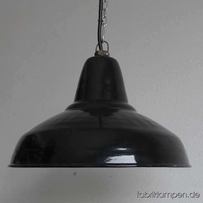 Alte schwarze Emaille Lampe aus den 1930-ern Jahren. Die Emailleleuchte ist gut erhalten, mit leichten Spuren der vergangenen Jahrzehnte (kleine Abplatzer, Roststellen, Kratzer, Verfärbungen und Co. – wir haben die alle behandelt). Die Lampe ist gereinigt und neu elektrifiziert, ausgestattet mit neuen E27 Keramikfassungen. Material: schwarz (innen weiß) emailliertes Blech. 
Sie bekommen die Lampe mit 2 Meter Kabel (andere Längen oder Textilkabel sind natürlich möglich) und Aufhängeöse für die sichere Aufhängung. Gegen Aufpreis können die Lampen auch mit Ketten-Aufhängung oder Stahlrohr-Aufhängung und Baldachin geliefert werden. Die Abmessungen: Durchmesser Lampe (Schirm) 41 cm, Höhe 26 cm. 