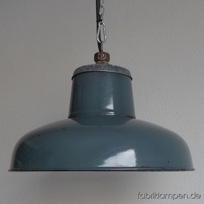 Alte Emaille Fabriklampe mit Oberteil aus Aluminium mit Herstellermarke. Nachkriegszeit, BRD. Die gut erhaltene Lampe hat geringe Spuren der vergangenen Jahrzehnte (Abplatzer, Roststellen, Kratzer, Verfärbungen und Co. – wir haben die alle behandelt). Sie ist gereinigt und neu elektrifiziert, mit E27-Keramikfassung. Material: blaugrau (innen weiß) emailliertes Stahlblech, Aluminium Oberteil mit schöner Patina. Sie bekommen diese Lampe mit 2 Meter Kabel und massiver Aufhängeöse für die sichere Aufhängung. Gegen Aufpreis kann die Lampe auch mit Ketten-Aufhängung geliefert werden. Die Abmessungen: Durchmesser Lampe (Schirm) 39 cm, Höhe 23 cm.
