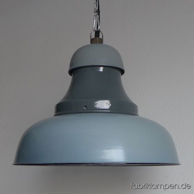 Alte graue Emaille Fabriklampe mit dreiteiligem Aufbau, die Teile in verschiedenen Farbtönen. Nachkriegszeit, BRD.  Sehr seltene klassische Form, Öffnung innen für die Fassung länglich, Schirme mit originalen Spezialschrauben zusammengebaut. Die Lampe ist enorm gut erhalten und hat kaum hat die Spuren der vergangenen Jahrzehnte. Sie ist gereinigt und neu elektrifiziert, umgerüstet auf E27. Material: in verschiedenen Grautönen (innen weiß) emailliertes Stahlblech. Sie bekommen diese Lampe mit 2 Meter Kabel und massiver Aufhängeöse für die sichere Aufhängung. Gegen Aufpreis kann die Lampe auch mit Ketten-Aufhängung geliefert werden.  
Die Abmessungen: Durchmesser Lampe (Schirm) 43 cm, Höhe 32 cm. 