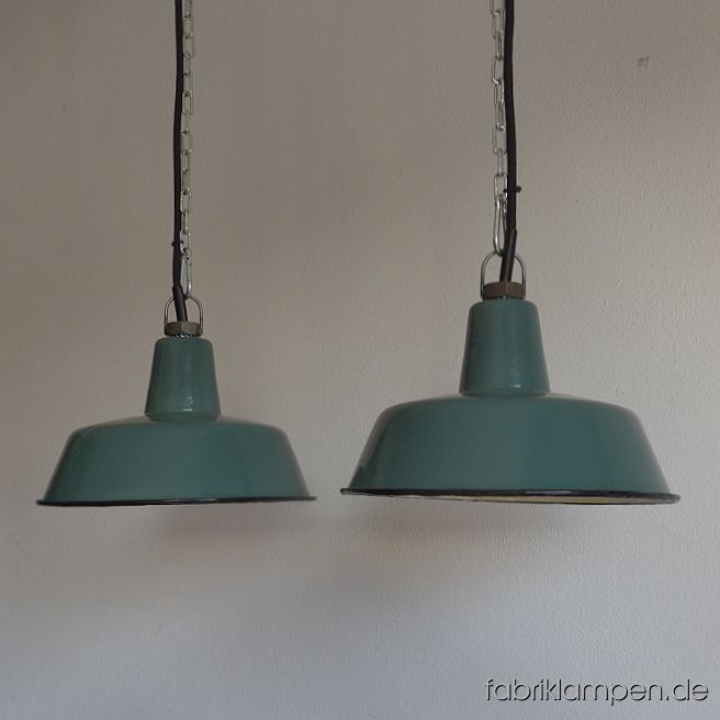 Alte blassgrüne Emaille Fabriklampen. Sehr seltene Farbvariante. 
Die Lampen haben geringe Spuren der vergangenen Jahrzehnte (Abplatzer, Roststellen, Kratzer, Verfärbungen and Co. – wir haben die alle behandelt), sie sind gereinigt und neu elektrifiziert, ausgestattet mit neuen E27 Keramikfassungen. Material: blassgrün (innen weiss) emailliertes Stahlblech. Sie bekommen die Lampen mit 2 Meter Kabel und massiven Aufhängeösen für die sichere Aufhängung. Gegen Aufpreis können die Lampen auch mit Ketten-Aufhängung geliefert werden. Die Abmessungen: Durchmesser Lampe (Schirm) 25 cm, Höhe 13 cm. 