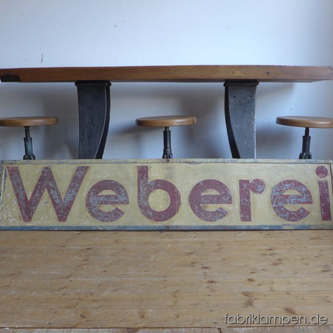 Altes Schild einer Weberei, Fabrikschild, ca. 1900-1920. Sehr selten, selbstverständlich original, wie immer bei uns. Das alte, handbemalte Schild befindet sich im guten Originalzustand, mit üblichen Alters- und Gebrauchsspuren und sehr schöner Patina. Material:Stahlblech, Ränder mit Stahlstäben verstärkt. Ideal für ein Loft oder Gastronomie in einem ehemaligen Webereigebäude oder für eine Weberei. Die Abmessungen: Breite 178 cm (5,8 ), Höhe 37,5 cm, Stärke an Rändern 0,8 cm. 
 