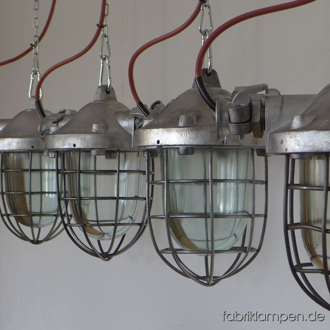Seltene mittelgroße Fabriklampen, Bunkerlampen aus Aluminium mit Schutzglas und Gitter. Die Lampen sind gereinigt, aufgearbeitet (Gehäuse und Gitter geschliffen), konserviert und neu elektrifiziert. Material: Gehäuse aus Aluminium, Schutzgitter aus Stahl, Schutzglas (Thermoglas). Die Abmessungen: Höhe der Lampen ca. 34 cm, Durchmesser ca. 22 cm, Breite mit „Ohren“ 32 cm. Die Fabriklampen werden mit Aufhängeöse und 2 Meter Kabel geliefert (andere Längen sind natürlich möglich), auf Wunsch können sie mit Ketten-Aufhängung ausgestattet werden (gegen Aufpreis). 