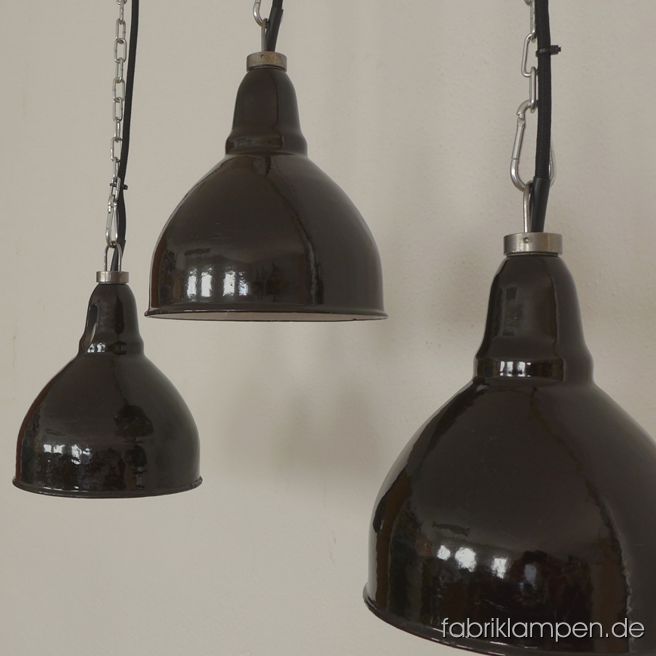 Alte, antike kleine Fabriklampen - Arbeitsplatz-Lampen - in einem ganz dunklen braunen Farbton. Sie stammen aus den 1930-ern Jahren und sind für Ihr Alter gut erhalten. Kleine, zeitlos elegante Industrielampen mit schöner Form. Im Halsbereich befindet sich eine Öffnung für den Schalter der damaligen Fassung. Wir haben diese durch neue Fassungen ersetzt, die keinen Schalter haben. Material: dunkelbraun (innen weiß) emailliertes Stahlblech. Diese alten kleinen Industrielampen haben die üblichen Spuren der vergangenen Jahrzehnte (Abplatzer, Roststellen, Kratzer, Verfärbungen und Co.). Sie sind gereinigt und neu elektrifiziert, mit E27 Keramikfassung. Die Fabriklampen werden mit Aufhängeöse und 2 Meter Textilkabel in Farbe Ihrer Wahl geliefert (andere Längen sind natürlich möglich), auf Wunsch können sie auch mit Ketten- oder Stahlrohr-Aufhängung ausgestattet werden (gegen Aufpreis). 
