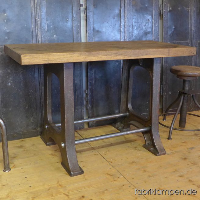 Alter restaurierter Industrietisch, Werkbank (Werkstatttisch). Der bullige Tisch ist relativ klein, dafür aber sehr robust: sein Gewicht ist über 100 Kg. Die robuste Tischplatte (Eiche massiv, gefertigt aus zwei Stücken) wurde nach sorgfältiger Reinigung perfekt geschliffen und mit Bienenwachs versiegelt. Die Arbeitsfläche hat eine wunderbare Patina. An einer Seite ist von unten ein kleines Stück herausgesägt worden, um hier die Platte dünner zu machen (und damit dort ein Gerät befestigen zu können). Die zwei Verbindungen unten sind neu ersetzt. Die gusseisernen Füße sind ebenfalls gereinigt, aufgearbeitet (wieder mit sehr schöner und unvergleichbarer Patina des alten Metalls) und mit einer Hartöl-Wachs-Mischung versiegelt, somit die Oberfläche natürlich bleibt. Verwendung: wegen Größe als Couchtisch oder Beistelltisch verwendbar. 
Die Abmessungen: Höhe: 72 cm, Tischplatte: 119 x 54 x 5,5 cm (Länge x Tiefe x Stärke), Breite der Füße unten: 65 cm (der Tisch ist nicht einfach zu kippen). Gewicht: über 100 Kg. 