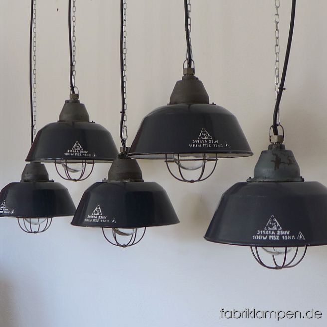 Alte dunkelblaue Industrielampe mit gusseisernem Oberteil, Emailleschirm im seltenen blauen Farbton (Herstellermarke), Glas & Gitter. Die Lampen haben die üblichen Spuren der vergangenen Jahrzehnte (Abplatzer, Roststellen, Kratzer, Verfärbungen und Co.). Sie sind gereinigt und neu elektrifiziert, mit neuen E27 Keramikfassungen. Material: dunkelblau emailliertes Stahlblech, gusseisernes Oberteil, Schutzglas und Stahlgitter. Sie bekommen die Lampen mit 2 Meter Kabel und massiven Aufhängeösen für die sichere Aufhängung. Gegen Aufpreis können die Lampen auch mit Ketten-Aufhängung geliefert werden. Die Abmessungen: Durchmesser Lampe (Schirm) 36 cm, Höhe 30,5 cm. 