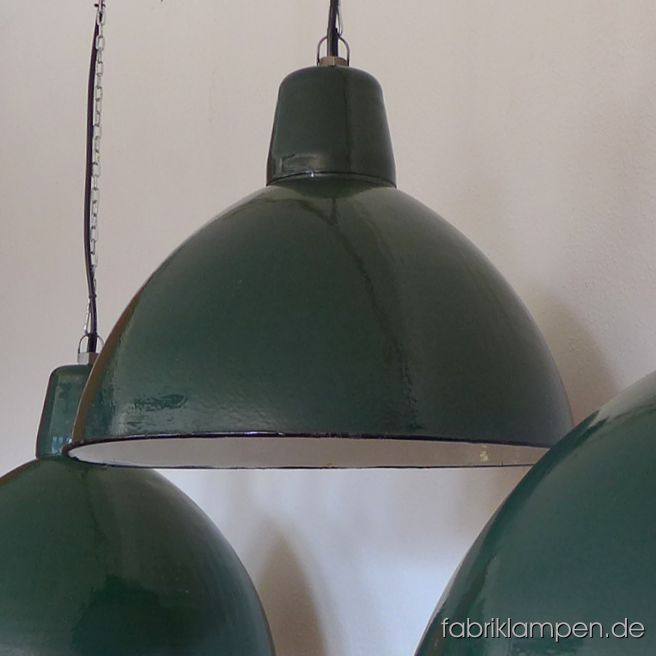 Alte grüne Fabriklampe – in grün gehört diese Ausführung zu den größten Industrielampen mit einfachem Emailleschirm, die es gibt. Diese schönen Fabriklampen haben die üblichen Spuren der vergangenen Jahrzehnte (Abplatzer, Roststellen, Kratzer, Verfärbungen und Co.). Sie sind gereinigt und neu elektrifiziert (E27 Keramikfassung). Material: grün (innen weiß) emailliertes Stahlblech. Die Fabriklampen werden mit Aufhängeöse und 2 Meter Kabel geliefert (andere Längen sind natürlich möglich), auf Wunsch können sie auch mit Textilkabel und Ketten-Aufhängung ausgestattet werden (gegen Aufpreis). Die Abmessungen: Höhe der Lampen ca. 43 cm, Durchmesser Schirm ca. 57 cm. 