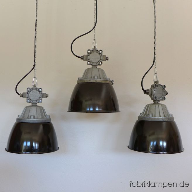 Alte Industrielampe mit Emailleschirm und Schutzglas. Sehr seltene Ausführung, mit Spuren der vergangenen Jahrzehnte. Die Lampen sind gereinigt und neu elektrifiziert. Material: Gehäuse aus Aluminium, Schirm aus emailliertem Stahl (außen schwarz, innen weiss),  Schutzglas (Thermoglas). Fassung E27. Die Abmessungen: Höhe der Lampen ca. 49 cm, Durchmesser Schirm ca. 37 cm. Die Fabriklampen werden mit Aufhängeöse und 2 Meter Kabel geliefert (andere Längen sind natürlich möglich), auf Wunsch können sie mit Ketten-Aufhängung ausgestattet werden (gegen Aufpreis). 