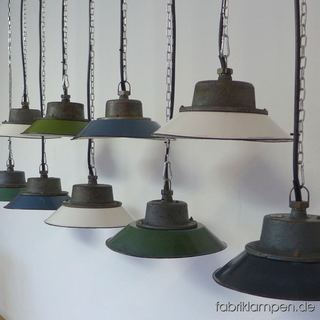 Alte Fabriklampen mit Emailleschirm in verschiedenen Farben. Eine farbenfrohe Kollektion alter Lampen mit Gebrauchsspuren. Material: gusseisernes Gehäuse, grün, blau, weiss (innen weiß) emailliertes Stahlblech (teilweise mit Herstellermarke). Die Schirme haben verschiedene Farbtöne, zusammen wirken sie leicht und spielerisch. Diese schönen Fabriklampen haben die üblichen Spuren der vergangenen Jahrzehnte (Deformationen, Abplatzer, Roststellen, Kratzer, Verfärbungen und Co.). Sie sind gereinigt und neu elektrifiziert, mit E27 Keramikfassung. Die Fabriklampen werden mit Aufhängeöse und 2 Meter Kabel geliefert (andere Längen sind natürlich möglich), auf Wunsch können sie auch mit Ketten- oder Stahlrohr-Aufhängung ausgestattet werden (gegen Aufpreis). Die Abmessungen: Durchmesser Lampe (Schirm) 30 cm, Höhe ohne Aufhängung lediglich 11 cm. 