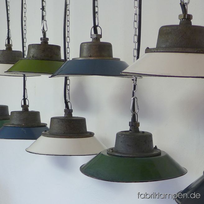 Fabriklampen im Frühling 2019: ziemlich genau zum Frühlingsanfang haben wir diesen farbefrohen Posten alter Lampen gefunden. Details zu diesen und anderen restaurierten Industrielampen finden Sie auf unserer Lampen-Seite. 