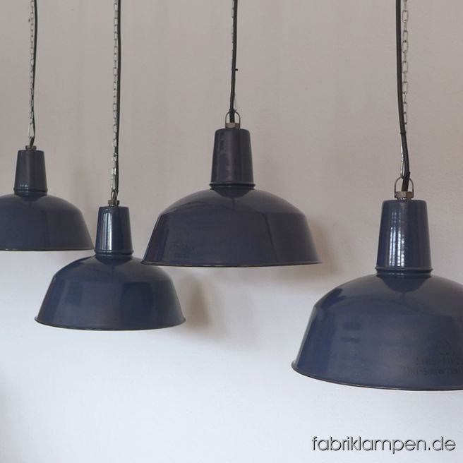 Blaue Emaille Lampe, alte restaurierte Industrielampe in dunkelblau. Alte, elegante Form, mit „Kravatte oder Kragen“. Material: dunkelblau (innen weiß) emailliertes Stahlblech. Die alten Industrielampen haben die Spuren der vergangenen Jahrzehnte (Verfärbungen innen und außen, Kratzer, Abplatzer, Roststellen) wie es auch sein soll. Sie sind restauriert: gereinigt, konserviert und neu elektrifiziert. Die alten Lampen haben neue E27 Keramikfassungen bekommen und sind mit allen gängigen Leuchtmitteln einsetzbar (incl. LED- und Energiespar-Birnen). Die Fabriklampen werden mit Aufhängeöse und 2 Meter Kabel geliefert (andere Längen sind natürlich möglich), auf Wunsch können sie auch mit Textilkabel und Ketten- oder Stahlrohr-Aufhängung ausgestattet werden (gegen Aufpreis). Die Abmessungen: Durchmesser Lampe ca. 41 cm, Höhe des Schirmes ca. 30 cm. 