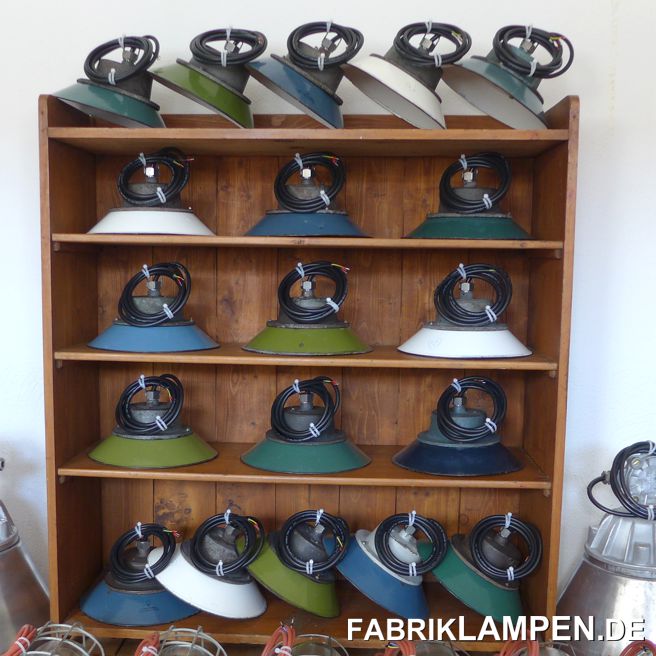 Ein schöner Posten von farbenfrohen Fabriklampen und Wandlampen für ein Restaurant in Koblenz.