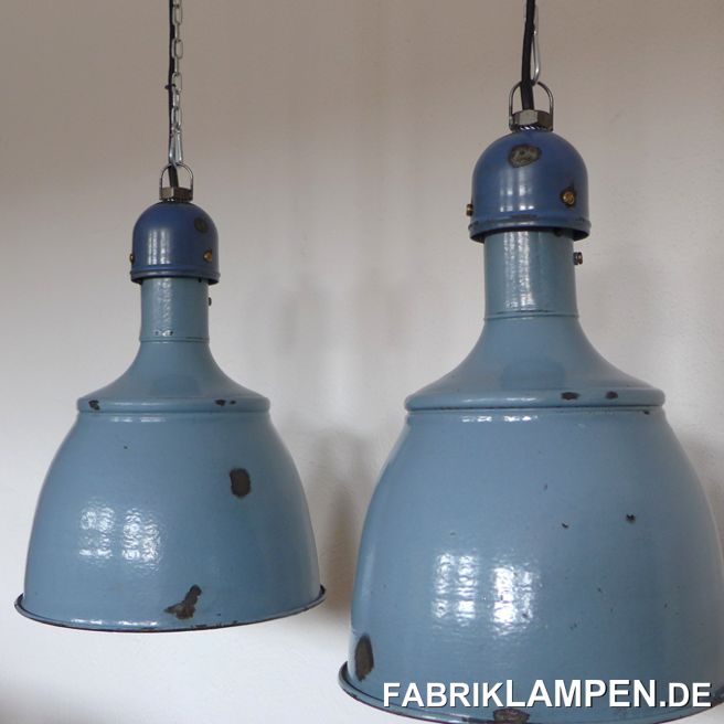 Alte blaue Industrielampe: extrem seltene alte Emaillelampen aus den 1920-ern Jahren. Diese schönen Lampen gehören zu den ältesten Industrielampen dieser Form. Die Farbe ist wunderschön, ein heller Blauton, Deckel blau. 

Die Lampen haben die starken Spuren der vergangenen Jahrzehnte (Abplatzer, Roststellen and Co.), sie sind gereinigt und konserviert. Neu elektrifiziert, mit E27 Keramikfassung. Material: blau (innen weiss) emailliertes Stahlblech. 

Bitte beachten Sie: Die Form ist sehr beliebt und wird heute in Osteuropa wieder hergestellt (und sogar als Original angeboten, sowohl in grün als auch in blau, weiss, rostbraun etc.). In dem Fall der Replikate kann man sofort erkennen, um was es sich handelt. Die Lampen hier, wie alle unsere Lampen, sind natürlich Originale aus der Zeit.

Die Abmessungen: Höhe ca. 42 cm, Durchmesser ca. 31 cm. 