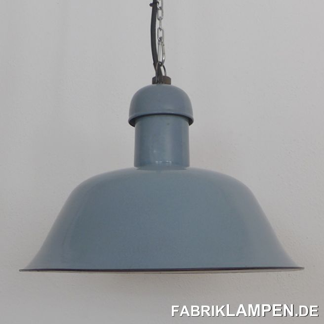 Alte hellblaue Industrielampe. Klassische dreiteilige Ausführung. Diese seltene Fabriklampe hat die Spuren der vergangenen Jahrzehnte (Abplatzer, Roststellen, Kratzer, Verfärbungen und Co.). Sie ist gereinigt, konserviert und neu elektrifiziert, mit E27 Keramikfassung. Material: hellblau (ca, pastellblau, RAL 5024, mit etwas grau), innen weiss emailliertes Stahlblech. Die Abmessungen: Höhe der Lampe ca. 27 cm, Durchmesser ca. 41 cm. Die Industrielampe wird mit Aufhängeöse und 2 Meter Kabel geliefert (andere Längen sind natürlich möglich), auf Wunsch kann sie auch mit Textilkabel und Ketten- oder Stahlrohr-Aufhängung ausgestattet werden (gegen Aufpreis). 