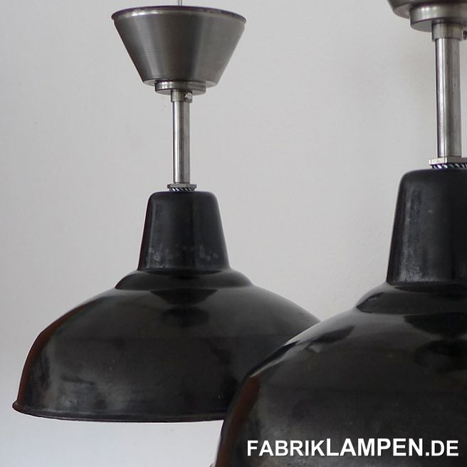 Alte Industrielampen in klassischer Form, ca. aus den 1930er Jahren. 

Diese alten Industrielampen haben die Spuren der vergangenen Jahrzehnte (Abplatzer, Roststellen, Verfärbungen and Co.). Sie sind gereinigt und konserviert. Neu elektrifiziert, mit E27 Keramikfassung. Wir haben diese alten Lampen mit neuen Stahlrohr-Aufhängung und Baldachin montiert. Mit dieser kurzen Aufhängung sind sie auch für die normale Innenhöhe geeignet. 

Material: schwarz (innen weiss) emailliertes Stahlblech, neue Stahlrohr-Aufhängung mit Baldachin (gewachst). 

Auch mit Aufhängeöse lieferbar (bitte Preis anfragen).

Die Abmessungen: Durchmesser ca. 35 cm, Höhe Schirm ca. 21 cm, Gesamthöhe wie abgebildet 38 cm. Andere Längen für die Aufhängung sind möglich, bitte sprechen Sie uns an! 