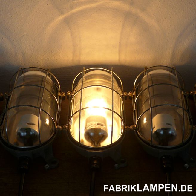 Alte Wandlampe - eine der kleinsten Wandlampen mit Metallgehäuse, die es gibt. 

Material: Aluminium (Guss) Gehäuse, Stahlgitter und Schutzglas. Mit Alters- und Gebrauchsspuren, wie Abplatzer, Roststellen, Kratzer, Verfärbungen. Alles ist, wie immer, gereinigt und konserviert.

Die alten Industrielampen sind neu elektrifiziert (E27 Porzellanfassung, ausgestattet mit ca. 2 m Kabel). Unsere Empfehlung für diese kleinen Lampen sind die LED-Birnen. Die Lampen sind mit „Birne nach oben“ zu montieren. 

Die Abmessungen: Länge/Höhe ca. 26 cm, Breite ca. 14 cm, Tiefe ca. 13 cm. 