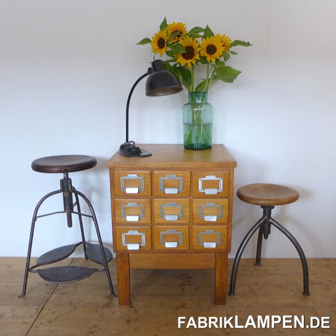 Alter Schubladenschrank, kleiner Karteikartenschrank. Er stand vor vielen Jahren in einer Bibliothek. 

Material: Massivholz und Sperrholz (Seiten, Platte oben), Aluminium Griffe für Kärtchen. Der Schrank befindet sich in einem guten unrestaurierten Zustand. 

Die Schubladen haben neue Böden bekommen (Sperrholz). Die Aluminium Schubladengriffe für Kärtchen waren damals überlackiert, kleine vergilbte Lackreste kommen vor. Das Holz (besonders die Platte oben) weist Gebrauchsspuren auf. Oben auf der Platte sind Wasserspuren vorhanden, jedoch keine Wasserschäden. 

Die Größe ist ideal für jede Wohnung. 

Die Abmessungen: 

Breite 56,5 cm, Höhe 72 cm, Tiefe 53 cm. 

Die Innenmaße der Schubläden: 13 x 43 x 8 cm (Breite x Länge x Höhe). 