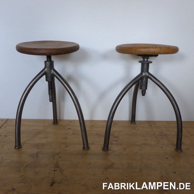 Alter Werkstatthocker, höhenverstellbarer Drehhocker mit Sitz aus massivem Hartholz. Schöne Form mit bogenförmigen Füßen (alle Hocker sehen ein bisschen anders aus). Um ca. 1930. Wir haben mehrere Exemplare auf Lager. 

Die Gestelle sind aufgearbeitet und konserviert. Die Sitze sind gewachst, diese weisen diverse Gebrauchsspuren auf. 

Sitzhöhe von 45 bis 60 cm. Durchmesser Sitzplatte 31 cm. 