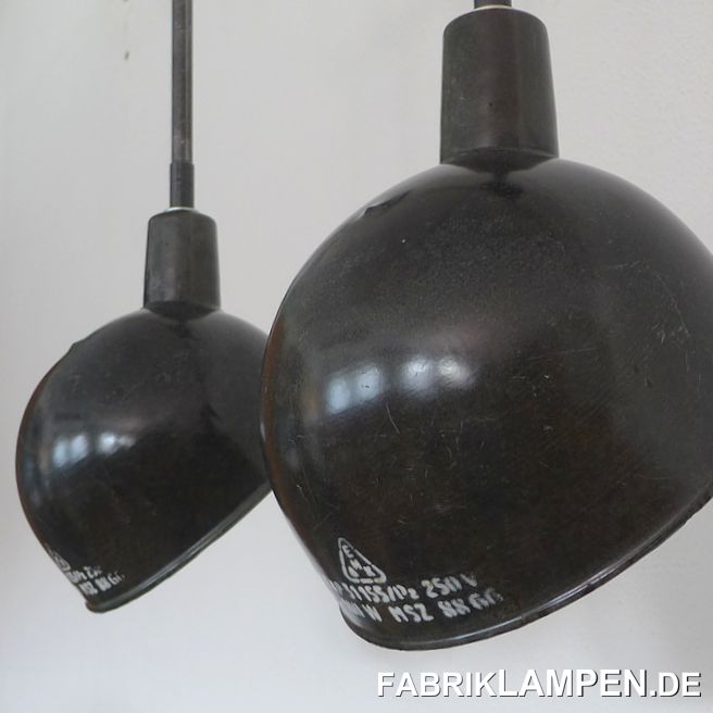 Asymmetrische Emaille Lampen mit Stahlrohr-Aufhängung und Dose. 

Alte Emaillelampen mit halbkugelförmigem Schirm und asymmetrischem Hals. 

Diese alten Industrielampen haben die Spuren der vergangenen Jahrzehnte (Kratzer, Abplatzer, Roststellen, Verfärbungen and Co.). Sie sind gereinigt und konserviert. Neu elektrifiziert, mit E27 Keramikfassung. Wir haben diese alten Lampen mit neuen Stahlrohr-Aufhängung und Dose montiert. 

Wegen der asymmetrischen Form sind diese Lampen besonders für Theken, Sideboards oder z. B. für Beleuchtung von Schaufenstern geeignet. 

Material: schwarz/anthrazit (innen weiss) emailliertes Stahlblech, neue Stahlrohr-Aufhängung mit Dose. 

Die Abmessungen: Durchmesser Schirm ca. 26 cm, Gesamthöhe wie abgebildet ca. 66 cm. Andere Längen für die Aufhängung sind möglich, bitte sprechen Sie uns an!

Wir haben diese Schirme auch in graublau auf Lager. Auch die nächste Größe (Durchmesser 31 cm) steht zur Verfügung. 