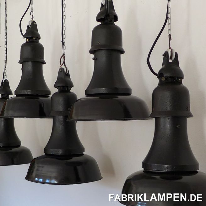 Antike Industrielampen aus den 1920er Jahren, sehr selten. Klassische dreiteilige Ausführung, mit gusseisernem Oberteil und Hals. 

Diese seltenen Fabriklampen hat die Spuren der vergangenen Jahrzehnte (Abplatzer, Roststellen, Kratzer, Verfärbungen und Co.). Sie ist gereinigt, konserviert und neu elektrifiziert, mit E27 Keramikfassung. 

Material: schwarz, innen weiss emailliertes Stahlblech, Gusseisen. 

Die Abmessungen: Höhe der Lampe ca. 50 cm, Durchmesser Schirm ca. 36 cm. Gewicht ca. 7,5 Kg. 

Die Industrielampe wird mit 2 Meter Textilkabel in Farbe Ihrer Wahl geliefert (andere Längen sind natürlich möglich), auf Wunsch kann sie auch mit Ketten-Aufhängung ausgestattet werden (gegen Aufpreis).  