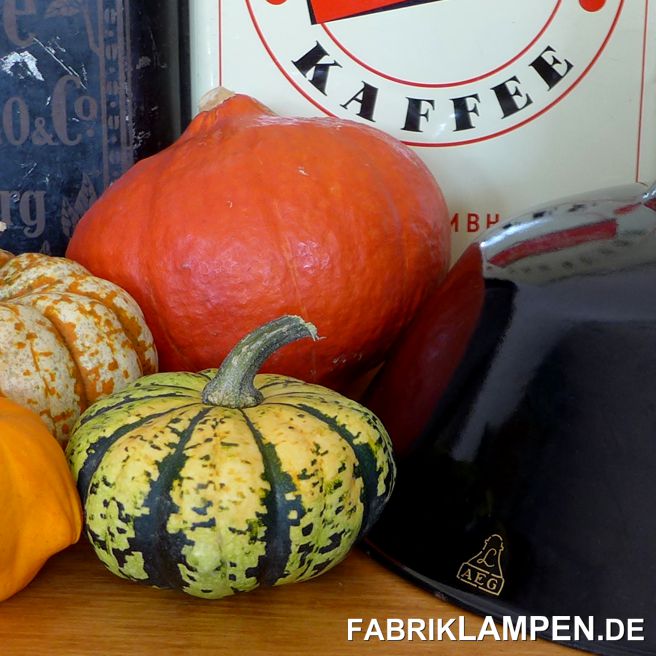  Herbst 2019: zum Herbstanfang einige Bilder von den letzten Wochen. 
Wir haben einen sehr seltenen Posten alter schwarzer Industrielampen gefunden. Die klassischen Lampen sind hergerichtet und strahlen wieder wie früher. Ein herbstliches Stilleben mit Industrielampe und einige Neuheiten auf unseren Seiten. 