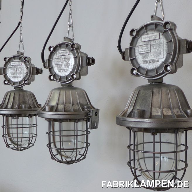 Alte, seltene Bunkerlampe mit robuster Verteilerdose und „Ohren“ (Kabelausführungen). Die alten Industrielampen sind aufgearbeitet (Gehäuse und Gitter geschliffen), konserviert und neu elektrifiziert (mit E27 Fassung). 

Material: Aluminium Gehäuse, Schutzgitter aus Stahl, Schutzglas (Thermoglas). 

Sie bekommen diese Fabriklampen mit Aufhängeöse und 2 Meter Kabel geliefert (andere Längen sind natürlich möglich). Auf Wunsch können die Leuchten mit Ketten-Aufhängung ausgestattet werden (gegen Aufpreis). 

Durchmesser Lampe 26 cm, Höhe 53 cm. 

Wegen der stattlichen Höhe, des Gewichtes und der Erscheinung sind diese robusten Industrielampen in erster Linie für größere Räume oder über Tische/Theken zu empfehlen. 