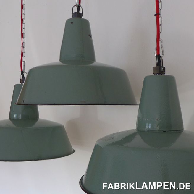 Alte pastellgrüne Emaille Lampen in einem seltenen Farbton. 

Die Lampen haben die Spuren der vergangenen Jahrzehnte (Abplatzer, Roststellen and Co.), sie sind restauriert: gereinigt und konserviert. Neu elektrifiziert, mit E27 Keramikfassung. Material: pastellgrün o. blasgrün (innen weiss) emailliertes Stahlblech. 

Die Lampen können auf Wunsch auch mit Stahlrohr-Aufhängung und Baldachin geliefert werden (gegen Aufpreis). Wir haben auch andere Farbvarianten auf Lager.

Die Abmessungen: Höhe ca. 30 cm, Durchmesser ca. 41 cm. 