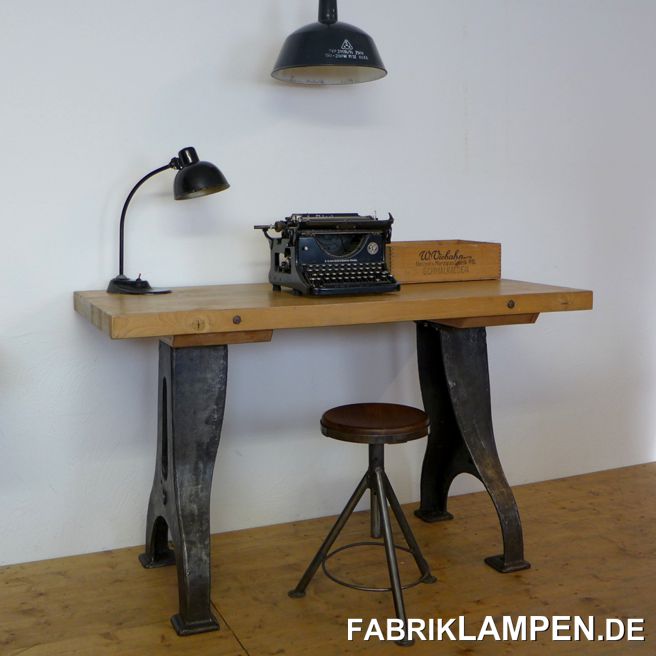 Alter restaurierter Industrietisch, Werkbank (Werkstatttisch). Der Tisch ist sehr robust, sein Gewicht ist knapp über 100 Kg. 

Die robuste Tischplatte (Buche massiv, zusammengefügt damals mit zwei durchgehenden Schrauben) wurde nach sorgfältiger Reinigung geschliffen und mit Bienenwachs versiegelt. Die Arbeitsfläche hat eine wunderbare Patina (kleine Kratzer, Verfärbungen). Im Holz gibt es einige inaktive Holzwurmlöcher. Die Holzwürme haben wir ökologisch (ohne Chemikalien) beseitigt, auf Anfrage schreibe ich gerne die Methode. 

Die gusseisernen Füße sind ebenfalls gereinigt und aufgearbeitet (wieder mit sehr schöner und unvergleichbarer Patina des alten Metalls) und mit einer Hartöl-Wachs-Mischung versiegelt, somit die Oberfläche natürlich bleibt. 

Verwendung: wegen der Größe (und idealer Höhe) ist der alte Tisch vielseitig verwendbar, sowohl als Esstisch als auch als Schreibtisch etc. 

Die Abmessungen: 

Höhe: 83,5 cm

Tischplatte: 140,5 x 67 x 5,7 cm (Länge x Tiefe x Stärke)

Breite der Füße unten: 54 cm (der Tisch ist nicht einfach zu kippen)

Gewicht: über 100 Kg. 