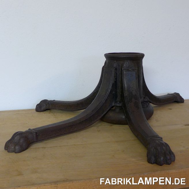 Alter, ziemlich großer Christbaumständer. Der Ständer ist in der Form eines Holzstammes geformt, mit wurzelförmigen verzweigenden Füßen. Die Füße enden in Tatzen. Gründerzeit, Ende XIX. Jahrhundert oder Jahrhundertwende. 

Massives Stück, die Breite beträgt 93 cm, in die andere Richtung 75 cm, die Höhe ist 27 cm. Das Gewicht beträgt 31 Kg. Die Öffnung hat einem beachtlichen Durchmesser von 12,8 cm, Weihnachtsbäume bis zu 4 Meter Höhe passen locker rein. 

Zustand: konservierter Fundzustand. Die Stellschraube fehlt, der Wassertank hat einen langen Riss und ist dementsprechnd undicht. Trotz fehlender Schraube kann er benutzt werden, wir haben ihn vor einem Jahr getestet und den Christbaum mit Keilen fixiert. Die Oberfläche haben wir konserviert, stellenweise sind Reste der früheren Farbe zu erkennen (schwarz, grau). 

Als Maßstab haben wir einige alte Christbaumständer in Scene gesetzt, diese haben eine Aufnahme-Kapazität von knapp 5 cm. 

Selbstabholung, Versand auf Anfrage möglich (wegen des Gewichts nur als Sperrgut oder als Fracht auf Palette). 