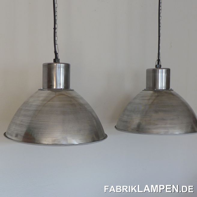 Alte Aluminium Industrielampen, poliert. Die großen alten Fabriklampen sind poliert und die Schirme innen weiss lackiert. Die Lampen sind neu elektrifiziert, mit E27 Keramikfassung. 

Material: Oberteil Stahl poliert, Schirm Aluminium poliert (vorsichtig, somit die Patina der alten Schirme noch zu spüren ist). 

Die Oberfläche der Schirme ist gerillt. 

Sie bekommen diese Fabriklampen mit Aufhängeöse und 2 Meter Kabel (andere Längen sind natürlich möglich). Auf Wunsch können die Leuchten mit Textilkabel und Ketten-Aufhängung ausgestattet werden (gegen Aufpreis). 

Durchmesser Lampe 51 cm, Höhe ca. 39 cm (ohne Öse). 

Die Lampen sind auch für Räume mit geringerer Innenhöhe geeignet.

2 Stück auf Lager, weitere Lampen können wir gerne polieren, wir haben viele Lampen im Originalzustand. 
