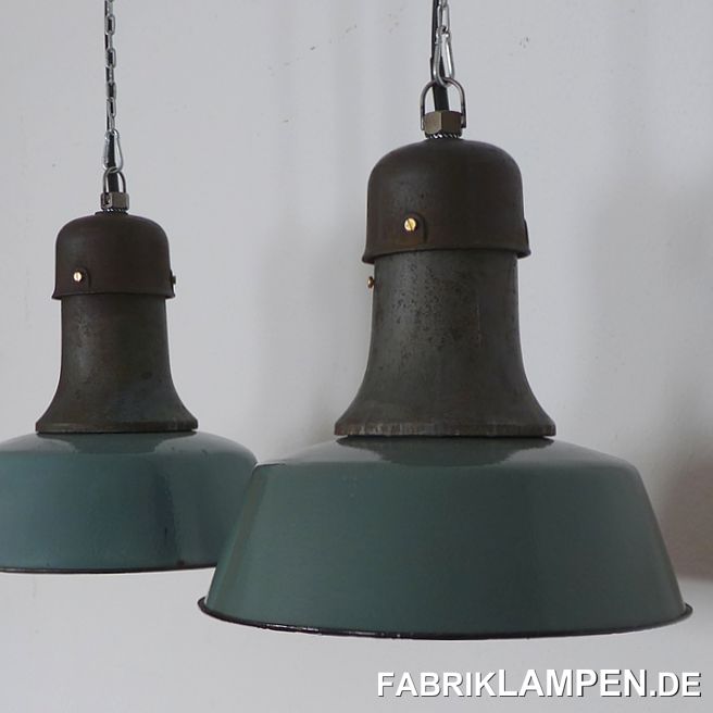 Alte Fabriklampen, Gusseisen Oberteil, grüne und blaue Emaille. Klassische dreiteilige Ausführung, mit gusseisernem Oberteil, in diesen Farben eher selten.

Diese schönen Fabriklampen haben die üblichen Spuren der vergangenen Jahrzehnte (Abplatzer, Roststellen, Kratzer, Verfärbungen und Co.). Sie sind restauriert: gereinigt und konserviert, neu elektrifiziert, mit neuen Keramikfassungen E27.

Material: grün (innen weiss) emailliertes Stahlblech, Gusseisen. Wir haben diese Lampen sowohl in Grüntönen (eher pastellgrün und blassgrün) als auch in blau auf Lager. 

Die Abmessungen: Höhe der Lampen ca. 38 cm, Durchmesser ca. 41 cm. Gewicht ca. 6 Kg. 

Die Fabriklampen werden mit 2 Meter Kabel geliefert (andere Längen sind natürlich möglich), auf Wunsch können sie auch mit Textilkabel und Ketten- oder Stahlrohr-Aufhängung ausgestattet werden (gegen Aufpreis). 