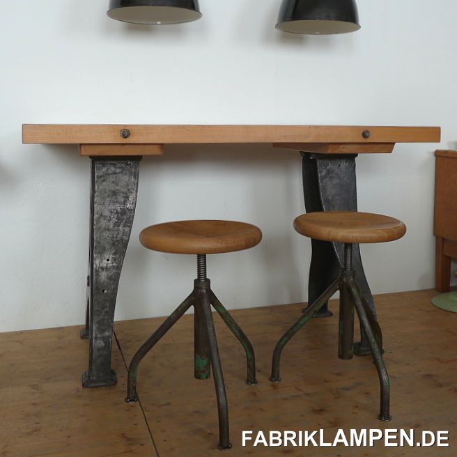 Alter Industriehocker, Werkstatthocker, höhenverstellbarer Drehhocker mit Eichensitz. Die Gestelle sind aufgearbeitet und konserviert, mit Resten der grünen Originalfarbe. Alter: ca. 1930er-40er Jahre. 

Da die alten Sperrholzsitze nicht mehr zu verwenden waren, haben wir diese alten Hocker mit neuen Sitzen aus Eiche massiv versehen. Die Sitze sind mit Naturwachs behandelt. Die Sitzplatten sind 3,8 cm stark und haben eine angenehme Sitzmulde. Der Durchmesser der Sitze beträgt 35 cm. 

Massive, unverwüstliche Ausführung, geeignet für Gastronomie oder Ihre Loft-Küche. 

Die Sitzhöhe erlaubt die Nutzung auch bei höheren Tischen/Theken.

Sitzhöhe von 43 bis 63 cm. 
