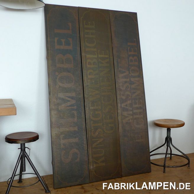 Alte Schilder aus einem ehemaligen Warenhaus. Kupfer massiv, mit den Beschriftungen STILMÖBEL, MASSIVE EICHENMÖBEL und KUNSTGEWERBLICHE GESCHENKE. 

Sehr seltener Fund, selbstverständlich original, wie immer bei uns. Die alten Schilder befinden sich in einem guten Originalzustand, mit den üblichen Alters- und Gebrauchsspuren und einer sehr schönen Patina. 

Material: Kupferblechblech, mit Rändern. 

Ideal für ein Loft, eine Möbelausstellung oder ein Geschäft im Loft-Stil. 

Die Abmessungen: Breite 180 cm, Höhe 35 cm, Tiefe an Rändern 3 cm. 

Gewicht: 5,3 Kg/Schild. 