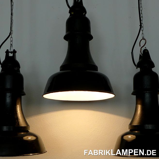 Einige Bilder aus unserer Tätigkeit Anfang 2020. 

Alte Fabriklampen aus dem 1920-ern Jahren, restauriert und ausgestattet mit schwarzweissem Textilkabel. Sie sind schon alle bei Ihren neuen Eigentümern und leuchten wie seit fast 100 Jahren. 

Ein Industrietisch mit Gusseisernen Füßen und massiver Platte - wir haben viele solche Tische, in verschiedenen Größen, alle original, mit wunderschöner Patina. Gewicht ab 100 Kg … 

Alte Scheinwerfer, auch hergerichtet, vor dem Versand in die Schweiz, für eine Oldtimer-Garage. 

Wir haben aus einem alten Warenhaus drei ziemlich große Kupferschilder bekommen. 

Ein Stilleben mit alten Industrielampen und einigen Möbelstücken. 