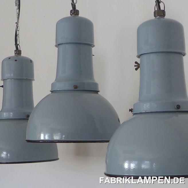Alte hellblaue Industrielampe, in der klassischen dreiteiligen Ausführung (wobei Kopf und Hals am Stück sind und nur Schirm und Hals mit Schrauben verbunden sind).

Diese schönen Fabriklampen haben die üblichen Spuren der vergangenen Jahrzehnte (Abplatzer, Roststellen, Kratzer, Verfärbungen und Co.). Sie sind restauriert: gereinigt und konserviert, neu elektrifiziert, mit neuen Keramikfassungen E27.

Material: hellblau (innen weiss) emailliertes Stahlblech, mit originalen Messingschrauben. 

Die Abmessungen: Höhe der Lampen ca. 46,5 cm, Durchmesser ca. 35 cm. Gewicht lediglich 3 Kg. 

Die Fabriklampen werden mit 2 Meter Kabel geliefert (andere Längen sind natürlich möglich), auf Wunsch können sie auch mit Textilkabel und Ketten- oder Stahlrohr-Aufhängung ausgestattet werden (gegen Aufpreis).
 