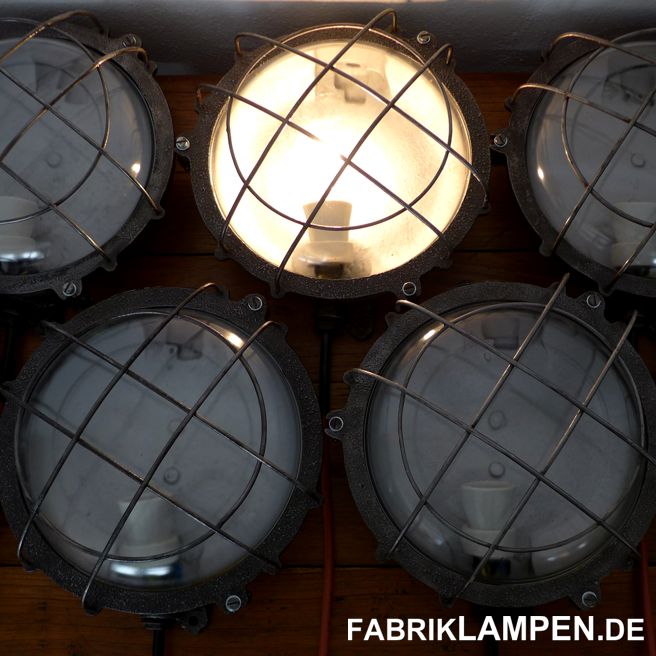 Alte Wandlampe, Schiffslampe, restauriert. Schöne alte gusseiserne Fabriklampen, geeignet sowohl als Wandlampe als auch als Deckenleuchte. 

Material: runde Gehäuse aus Gusseisen, mit Stahlgitter und Schutzglas. Die Lampen sind restauriert: gereinigt, aufgearbeitet und konserviert. 

Diese alten Industrielampen sind neu elektrifiziert (E27 Porzellanfassung, ausgestattet mit ca. 2 m Kabel). Unsere Empfehlung für diese Lampen sind die LED-Birnen. Die Lampen sind an der Wand mit „Birne nach oben“ zu montieren. 

Die Abmessungen: Durchmesser ca. 27/30 cm (Gehäuse/mit Schrauben & Füßen), Höhe ca. 14 cm. 

Das Gewicht beträgt 5,2 Kg. 