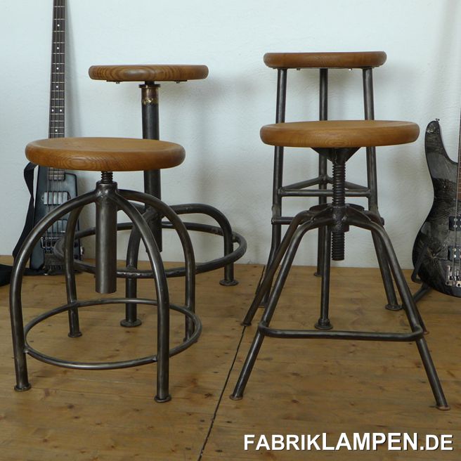 Alte Werkstatthocker: wir haben immer verschiedene alte Industriehocker auf Lager, meistens Einzelstücke, die nicht oder nur selten auf die Seite kommen. Hier haben wir einige alten Hocker ausgewählt, die auch als Gitarrenhocker benutzt werden können. Alle Hocker haben eine Fußablage. 

Alter Industriehocker, Werkstatthocker, höhenverstellbarer Drehhocker, Gitarrenhocker, mit Eichensitz. Die Gestelle sind aufgearbeitet und konserviert. Alter bei allen Hockern: ca. 1930er-40er Jahre. 

Da die alten Sitze nicht mehr zu verwenden waren, haben wir diese alten Hocker mit neuen Sitzen aus Eiche massiv versehen. Die Sitze sind mit Naturwachs behandelt. Die Sitzplatten sind 3,8 cm stark und haben eine angenehme Sitzmulde. Der Durchmesser der Sitze beträgt 35 cm. 

Massive, unverwüstliche Ausführung, geeignet auch für Gastronomie oder Ihre Loft-Küche. 

Die Sitzhöhe erlaubt die Nutzung auch bei höheren Tischen/Theken.

1)	Hocker mit drei Füßen und Fußablage: Sitzhöhe 73 cm, nicht verstellbar.

2) Sehr großer Drehhocker mit drei Füßen: Sitzhöhe von 69 bis 115 cm (!), Durchmesser Fußablage ca. 60 cm – ein Riesenstück, Innengewinde aus Messing.

3) Drehhocker mit vier Füßen, quadratisch: Sitzhöhe von 48 bis 61 cm.

4) Drehhocker mit vier Füßen, rund: Sitzhöhe von 49 bis 60 cm. 